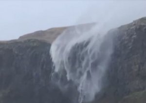 Fenomen spectaculos în Scoția. O cascadă a început „să curgă” invers! VIDEO