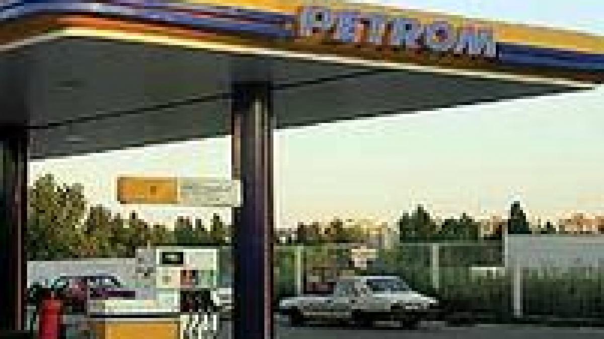 Petrom a ieftinit  carburanţii 