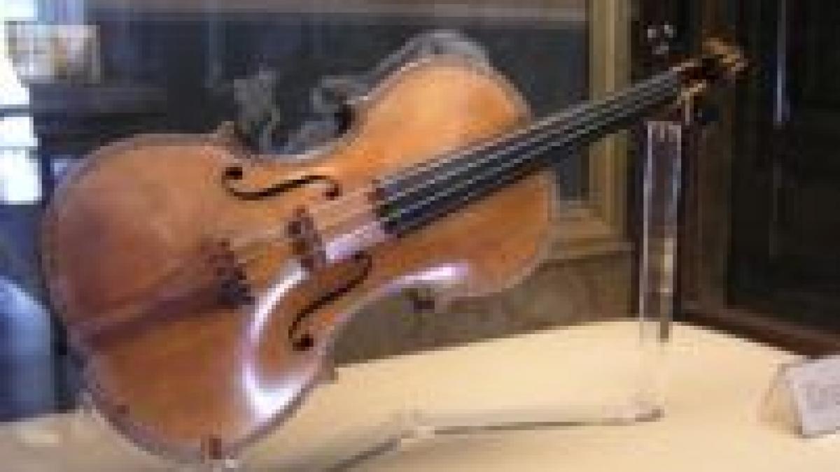 Stradivarius îl duce pe Mădălin Voicu în instanţă