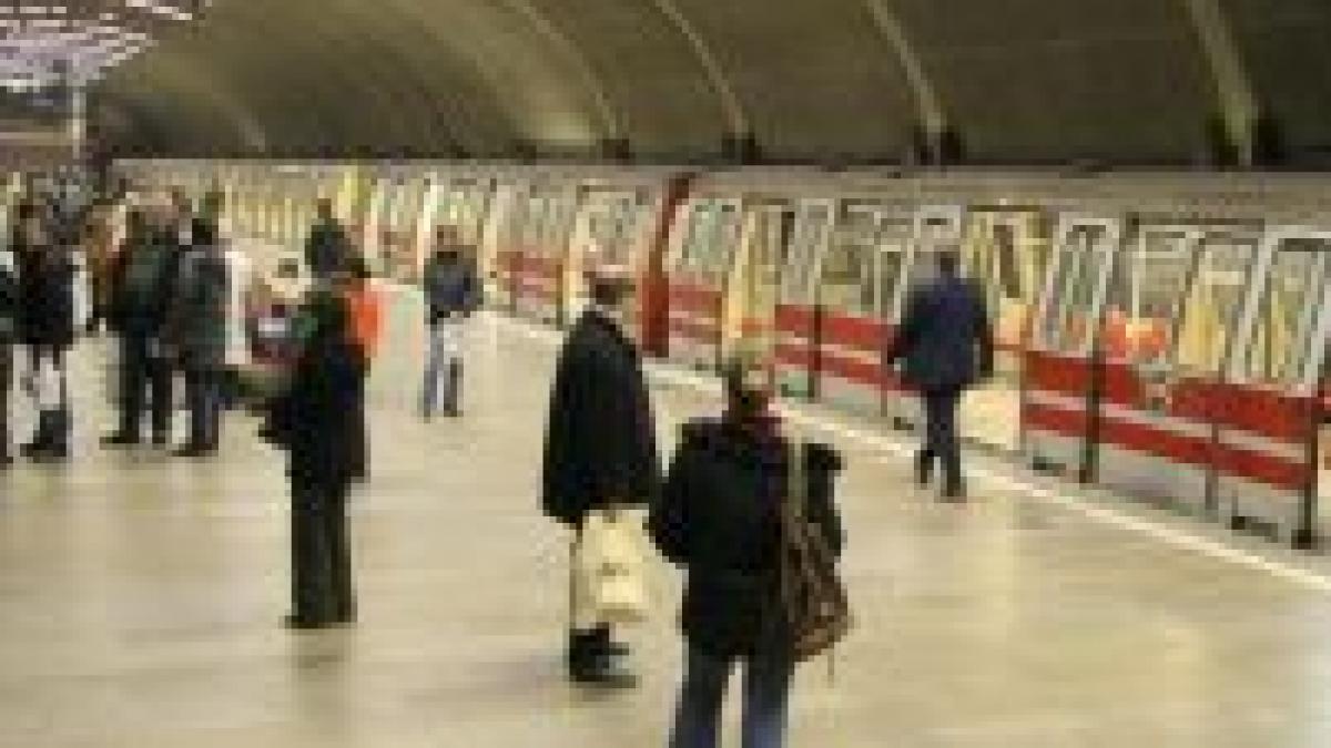 Alarme false cu bombă la metrou şi aeroport
