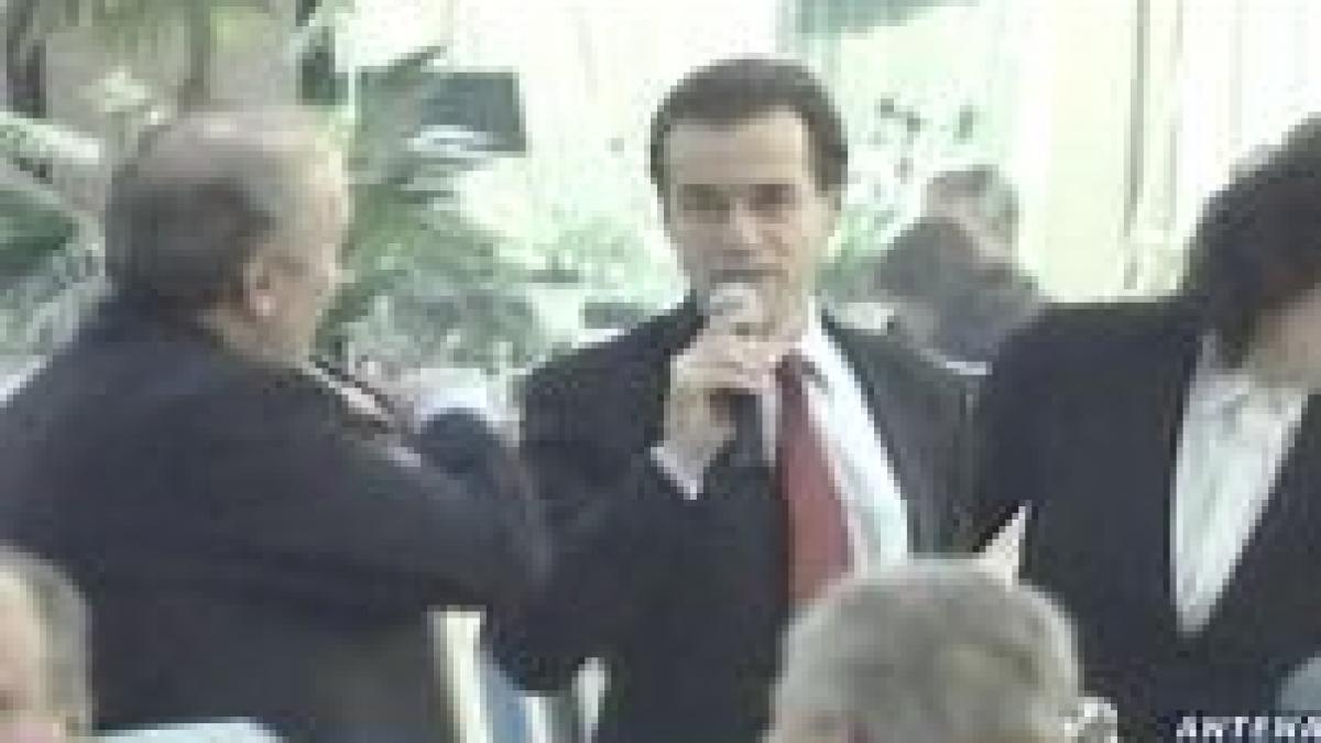 În teritoriu, Ludovic Orban cântă şi dansează