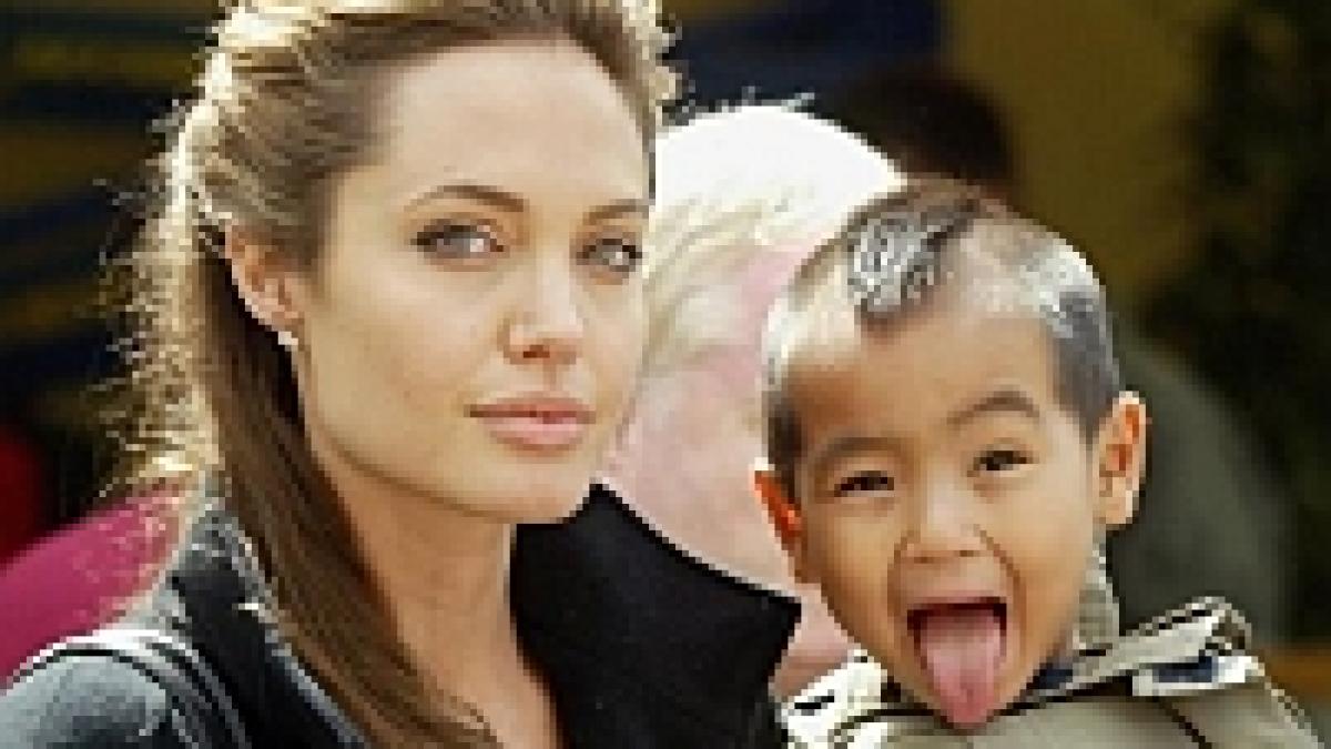 Angelina Jolie adoptă un copil din Vietnam