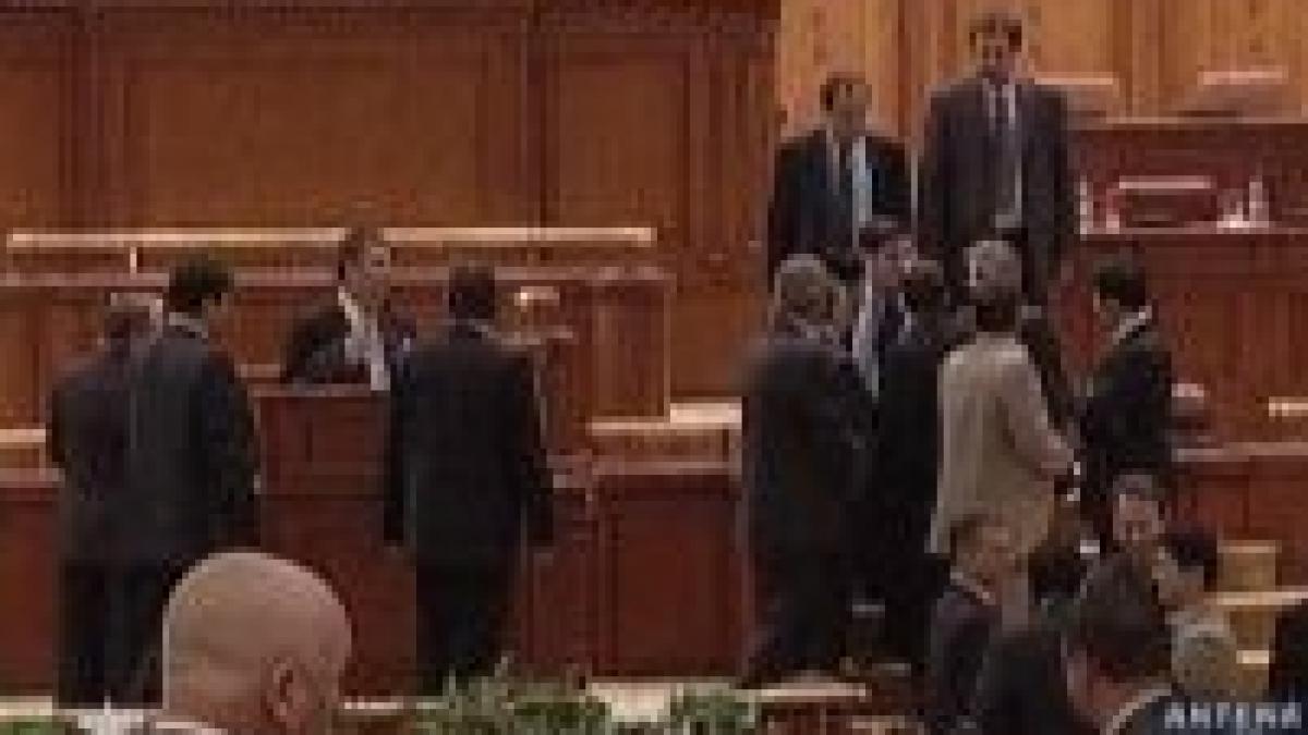 Senatorii şi-au mărit lefurile de Paşte 