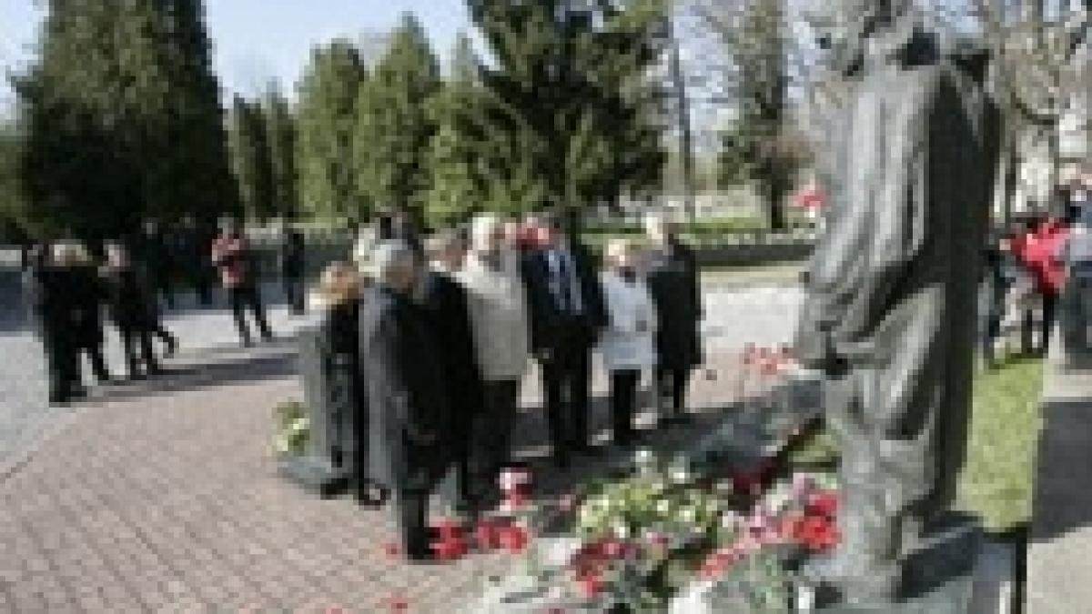 Estonia. Premierul - la monumentul sovietic