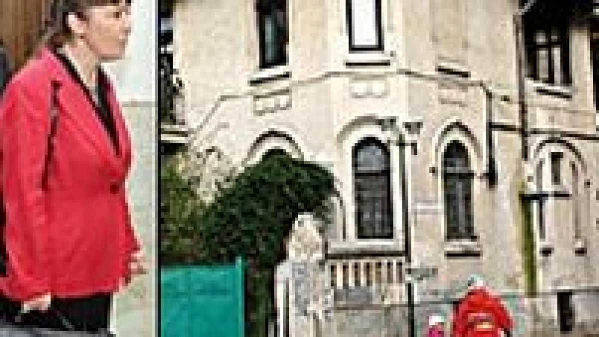 Părinţii Monicăi Macovei au rămas fără casă
