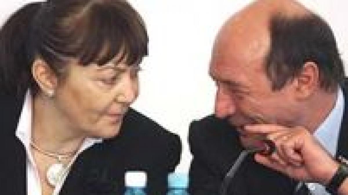 

Băsescu: O să o ţin pe Macovei cât mai aproape 