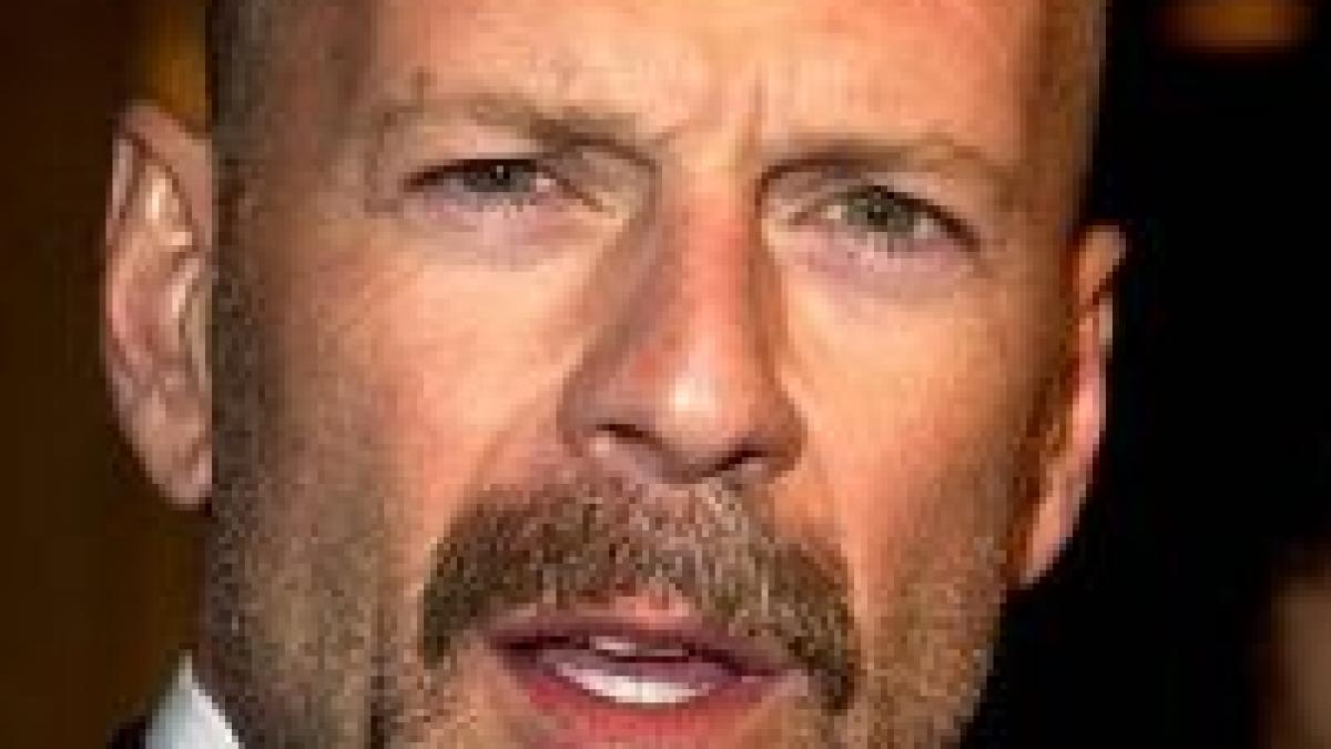 Bruce Willis dă în judecată un dealer de maşini
