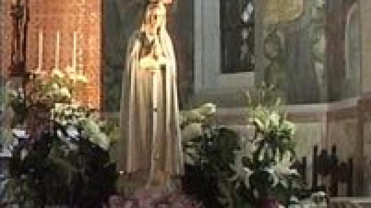 Mii de credincioşi la statuia  Fecioarei Maria 