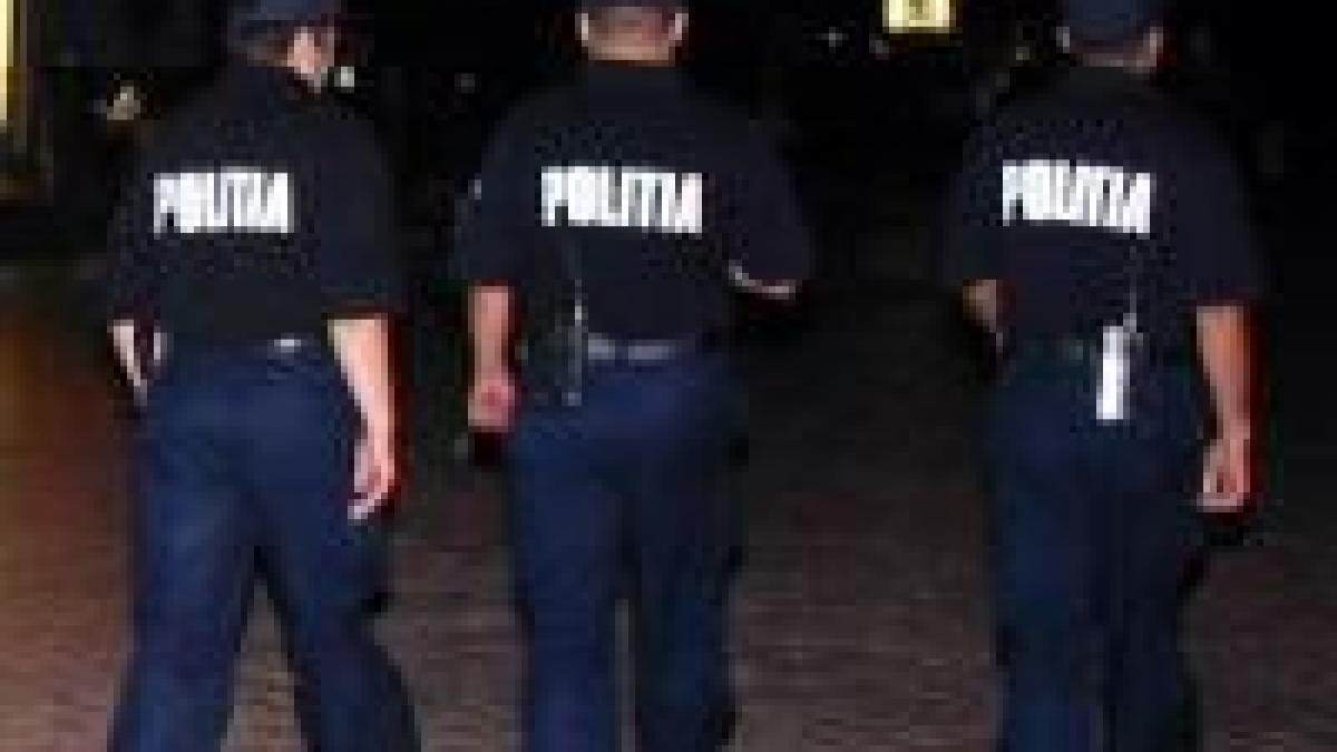 Poliţişti atacaţi cu pietre răspund cu arma