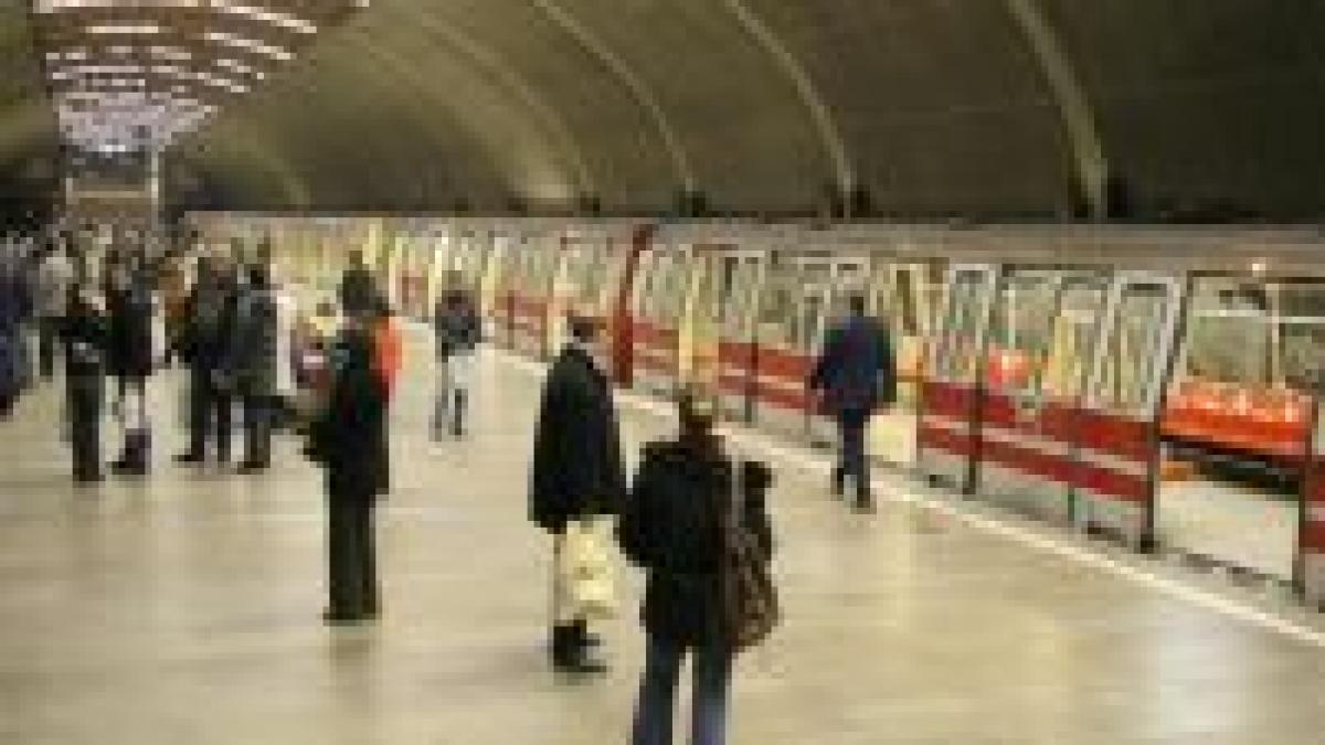 O femeie şi-a prins capul între uşile de la metrou
