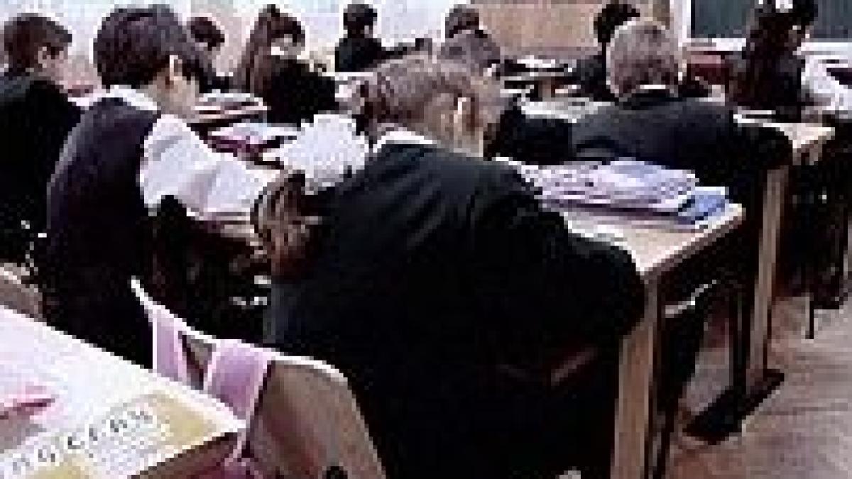 Comerţ cu vin în curtea liceului la examenul de capacitate
