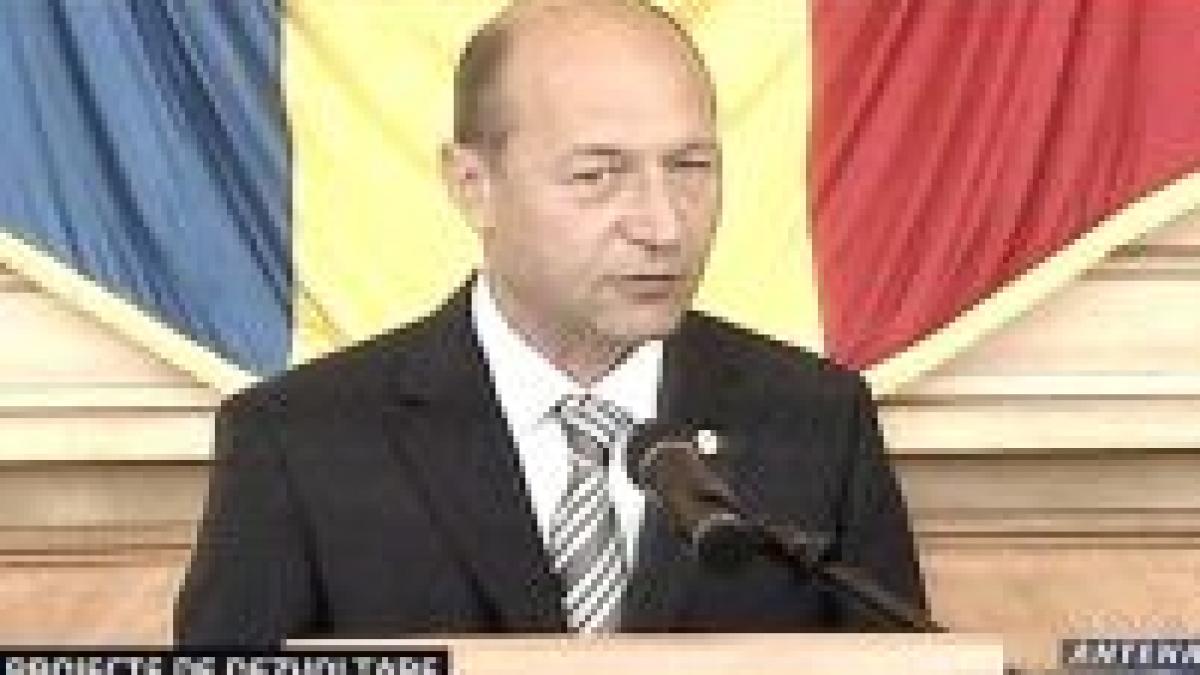 Băsescu cere retragerea trupelor ruseşti din Moldova