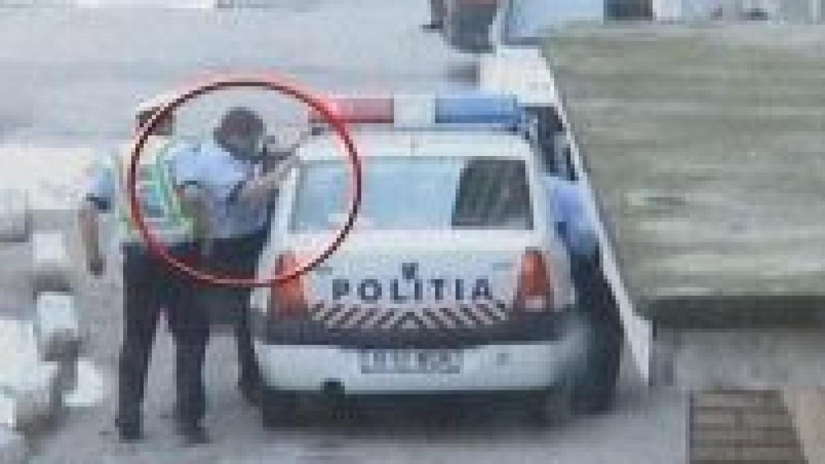 Poliţist filmat în timp ce bătea un bărbat încătuşat