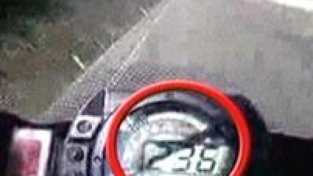 Un motociclist s-a filmat mergând cu 300km/h (video)