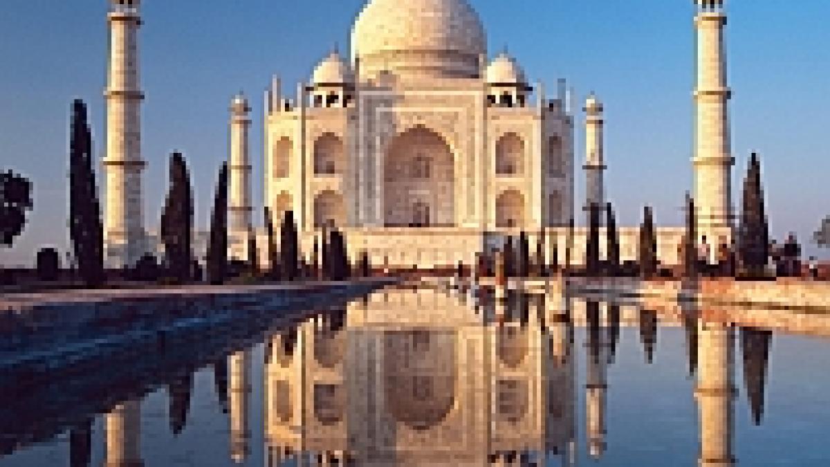 Taj Mahal - un monument îngropat în gunoaie