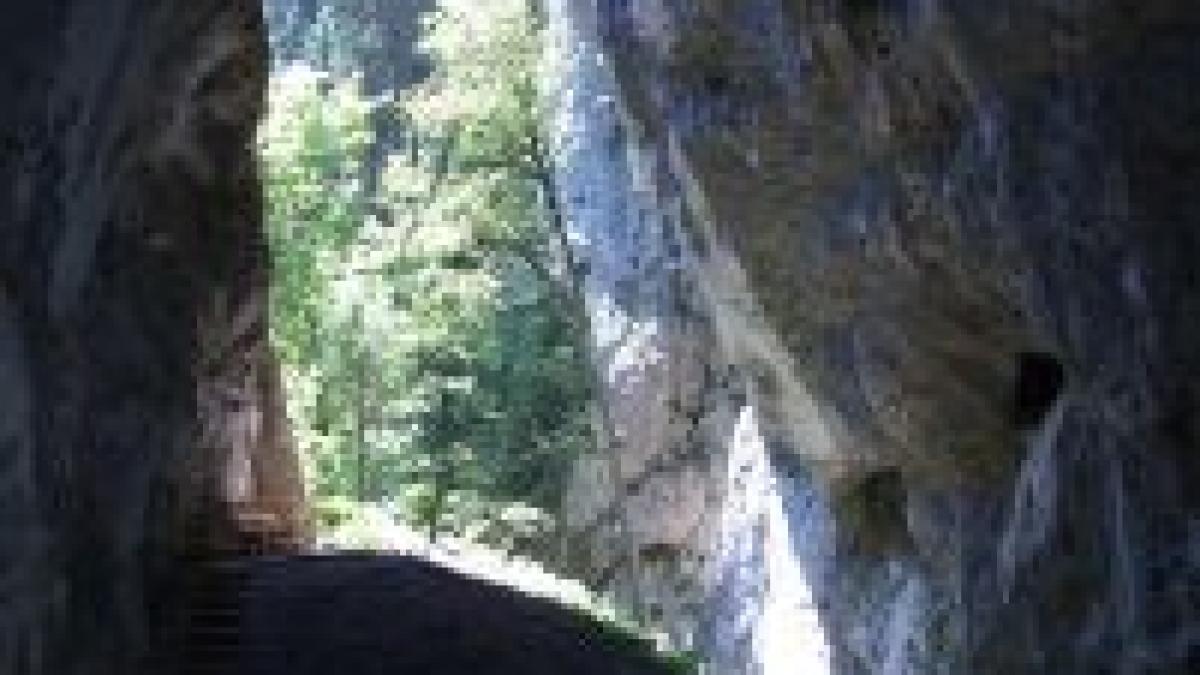 Turiştii care au căzut într-o cavernă de 10 metri - salvaţi