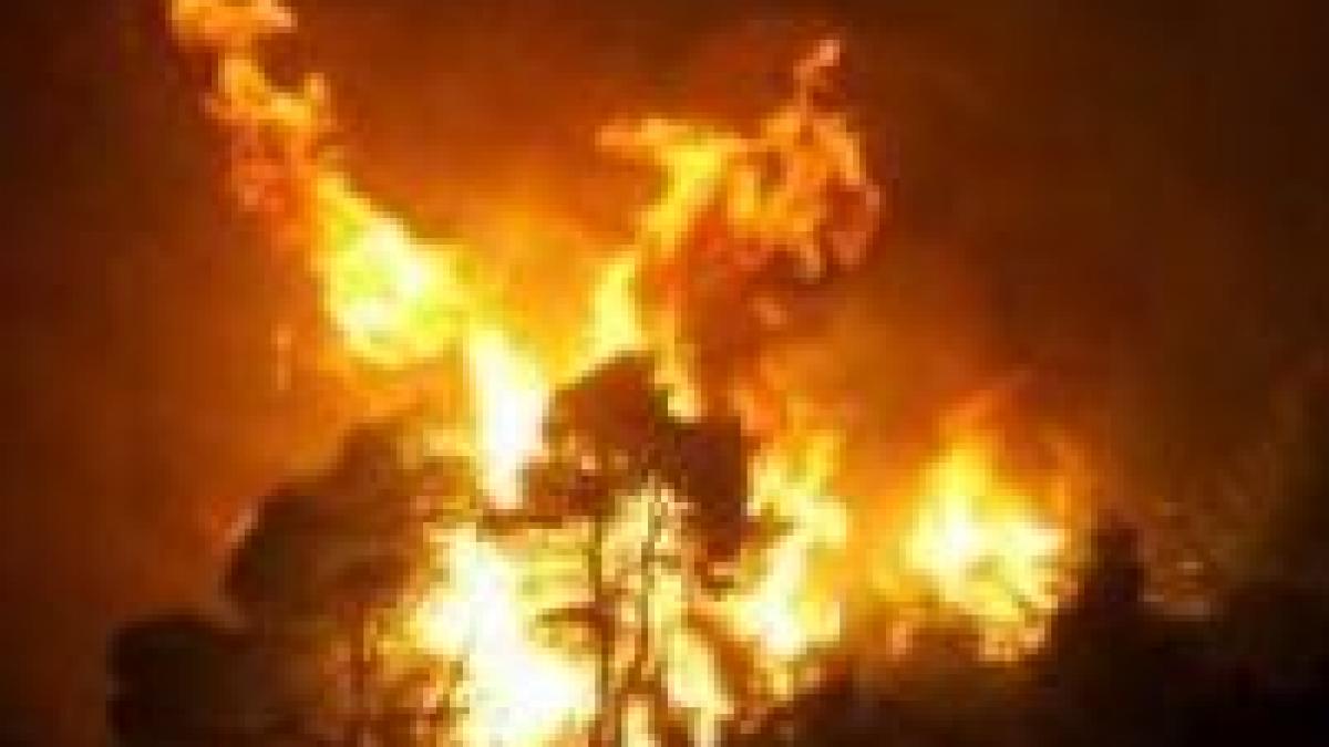 Incendiile şi inundaţiile devastează Europa