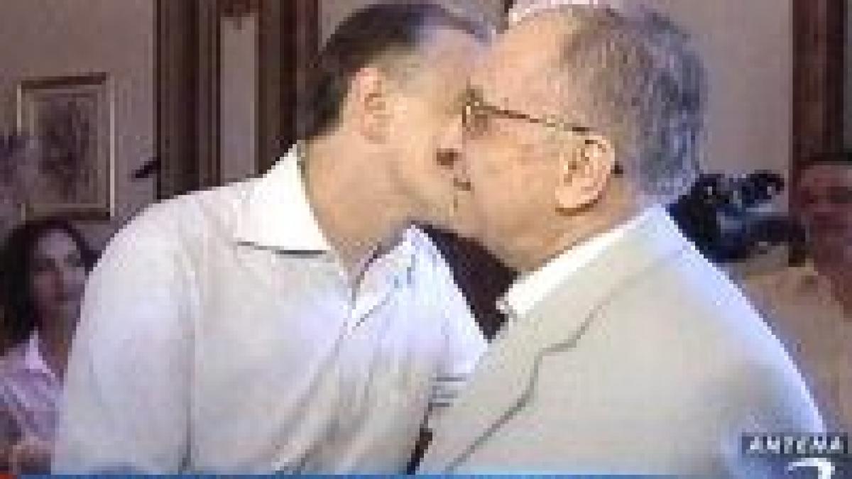 De ziua lui, Geoană a primit de la Iliescu o sticlă de vin