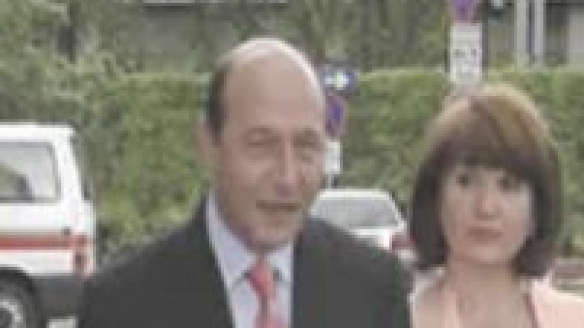 Băsescu s-a plimbat pe faleza din Neptun