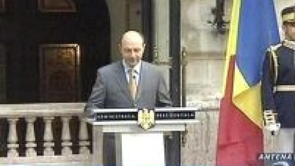 Cresc salariile diplomaţilor? Cioroianu zice "da!", Băsescu, "ba!" 