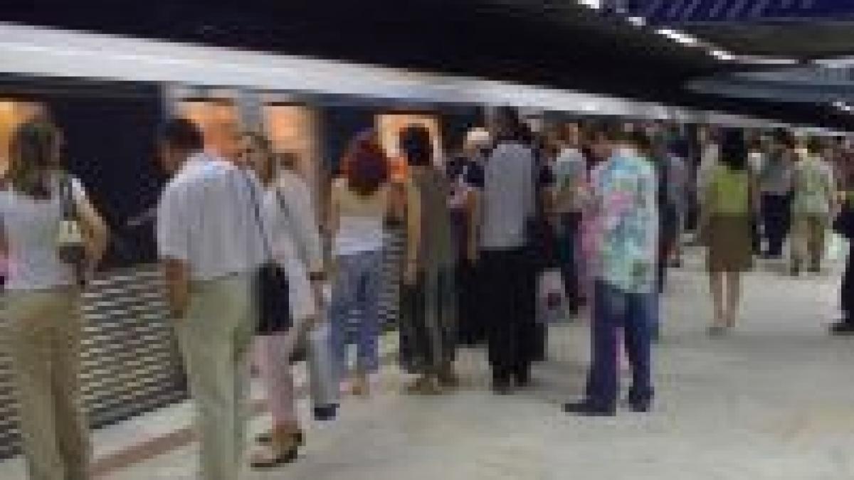 Bucureşti. Un metrou a rămas blocat o oră între staţii