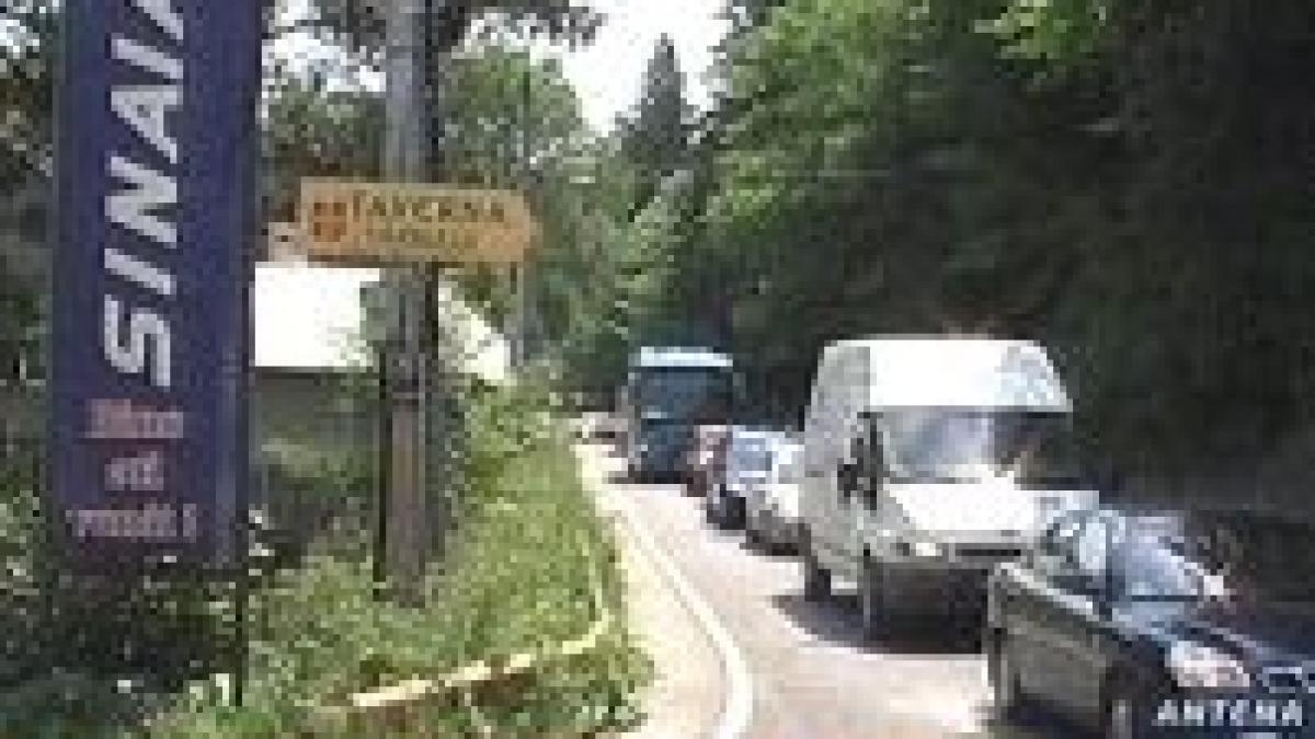 Trafic de weekend. DN 1 arhiplin, circulaţia interzisă în Sinaia, accident pe autostradă