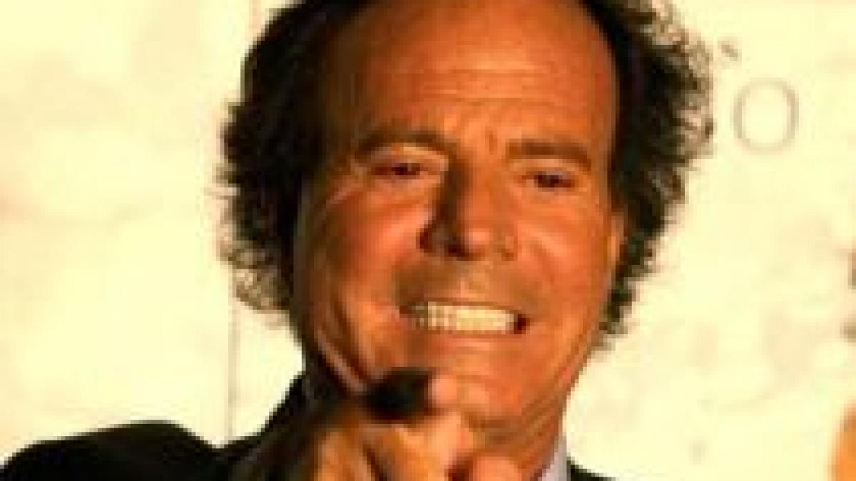 Încă 3.000 de bilete la dispoziţia fanilor lui Julio Iglesias 