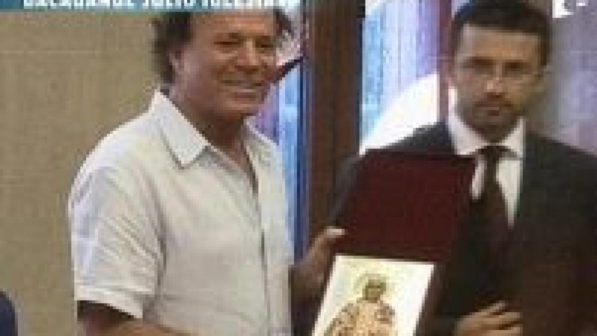 Julio Iglesias este cetăţean de onoare al Bacăului <font color=red>(VIDEO)</font>