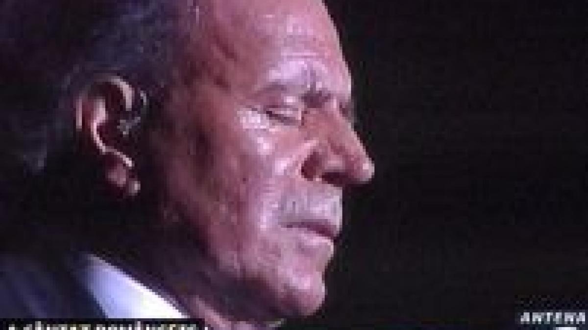 Julio Iglesias a cântat româneşte la Bucureşti <font color=red>(IMAGINI DE LA CONCERT)</font>