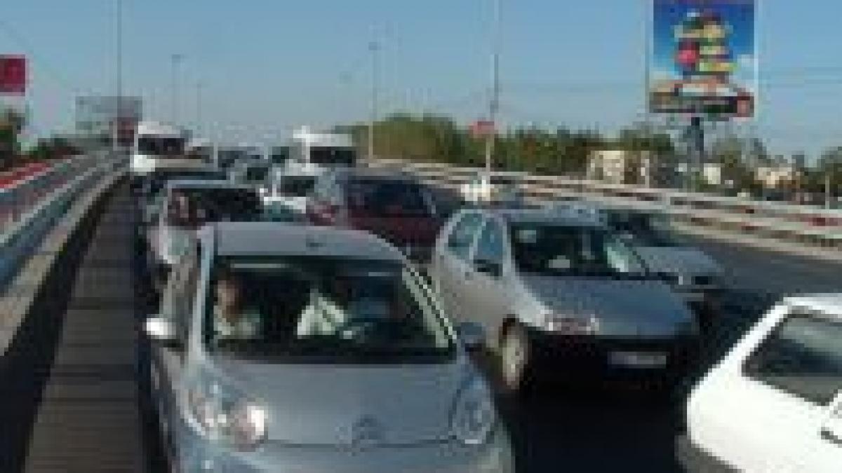 Trafic de weekend. Ambuteiaje spre mare şi munte. Rute ocolitoare