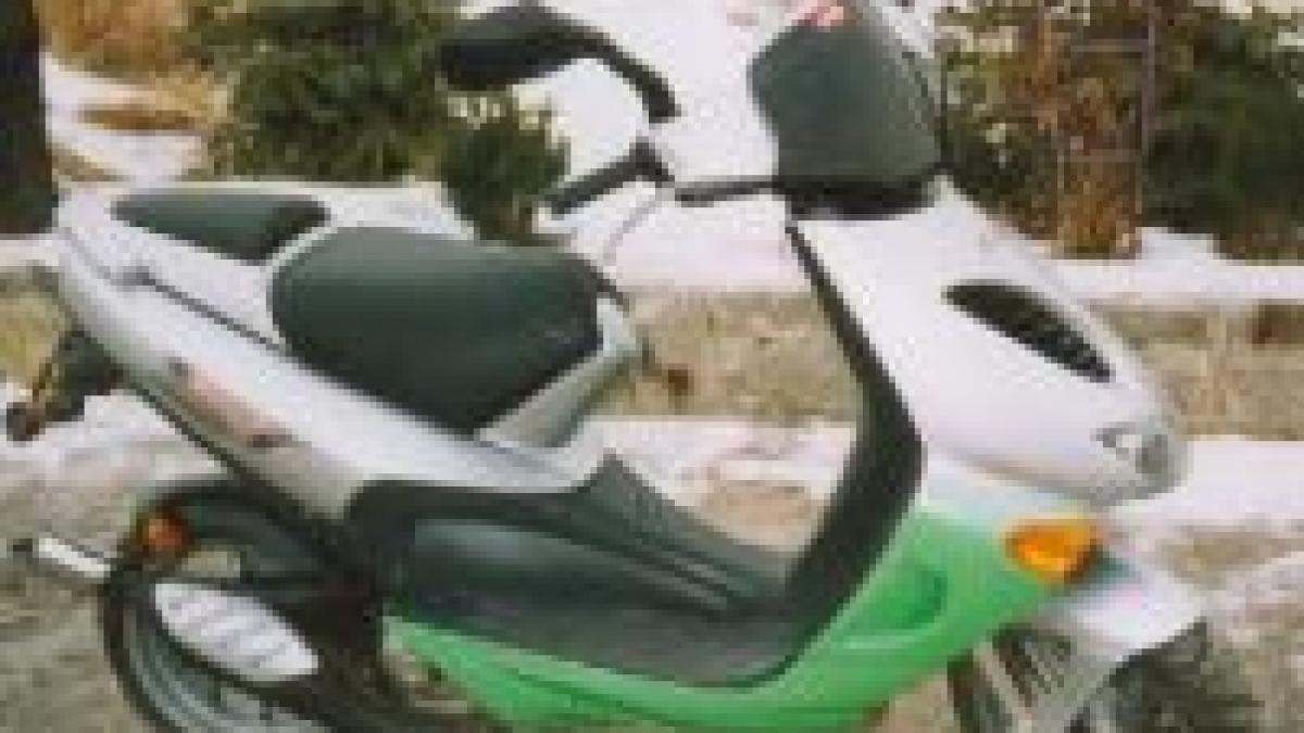 Un tânăr a intrat cu motocicleta într-un microbuz 
