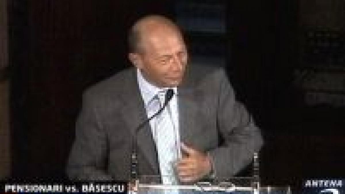 Băsescu atacat de pensionari