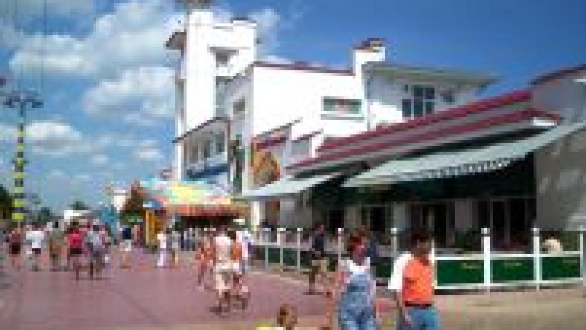 9 turişti la spital după ce au mâncat la o terasă din Mamaia