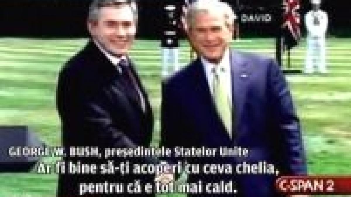 Altă gafă marca Bush. S-a luat de chelia unui reporter <font color=red>(VIDEO)</font>
