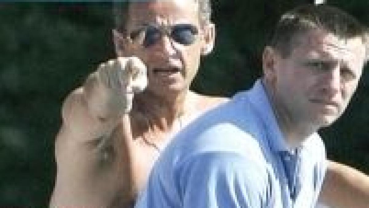 Sarkozy s-a certat în franceză cu paparazzi americani <font color=red>(VIDEO)</font>