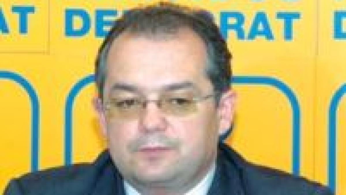 Emil Boc: Tăriceanu şi-a cumpărat pe bani publici menţinerea la putere