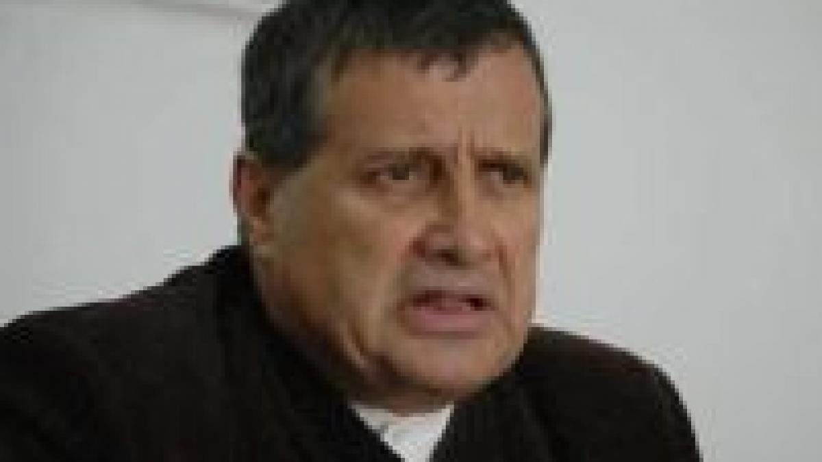 Mircea Dinescu: Patriarhia Română vrea să amâne deconspirarea preoţilor