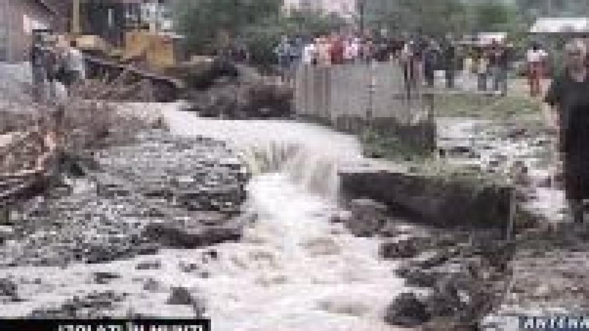 Pericol de inundaţii în 11 judeţe. Ploile au răscolit România <font color=red>(VIDEO)</font>