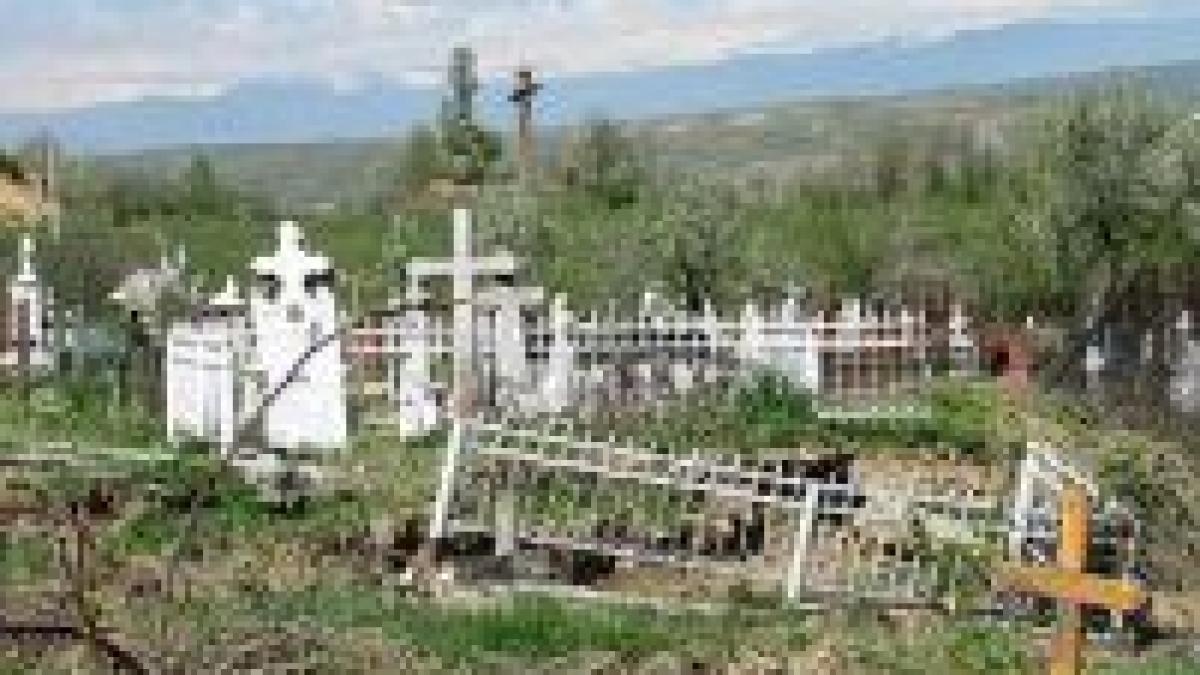 Un preot a făcut cimitir pe un teren al CFR