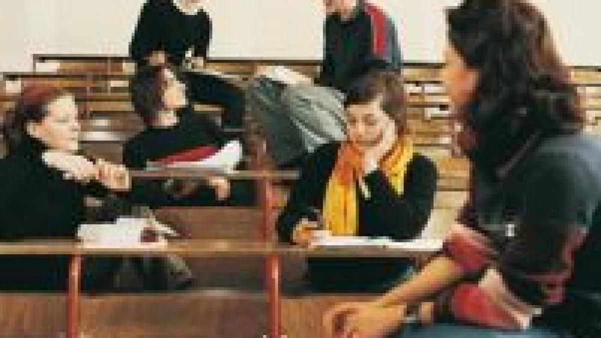 Statul nu mai garantează locurile fără taxă pentru studenţi