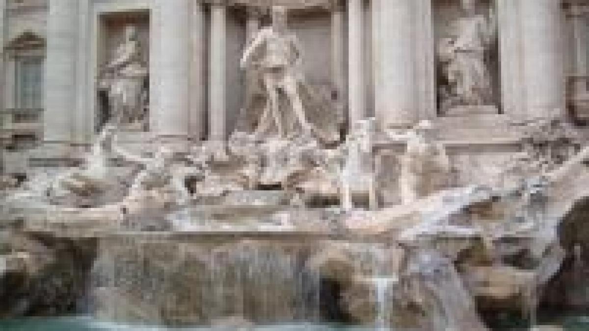 Roma. Rromii pescuiesc monezile din Fontana di Trevi