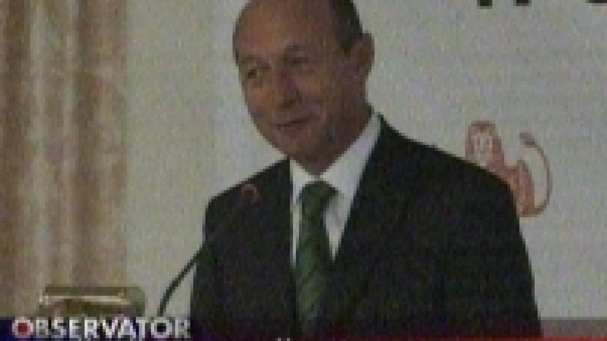 Băsescu: Nu trebuie să acceptaţi salarii mai mici pe cartea de muncă