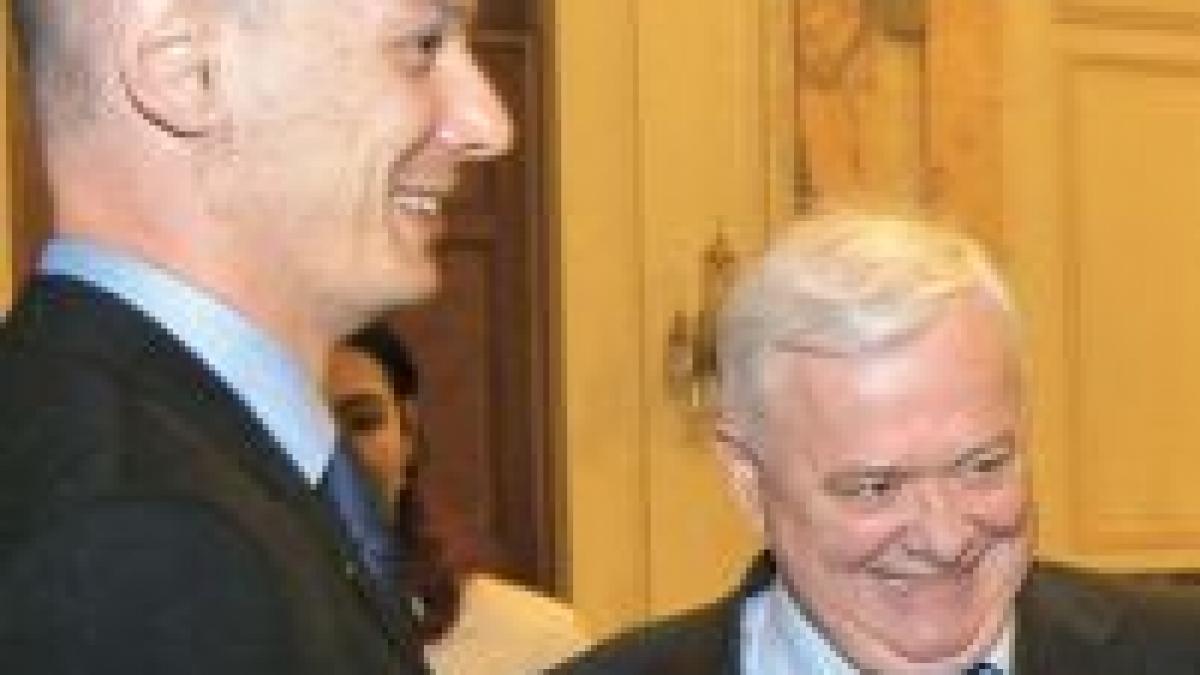 Olteanu "repară cu Hrebenciuc ceea ce strică Băsescu"