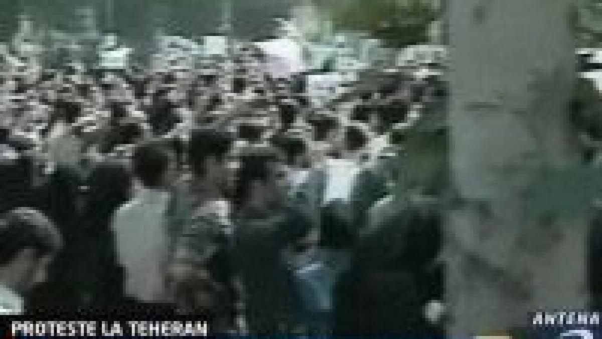 100 de studenţi au protestat faţă de Ahamdinejad