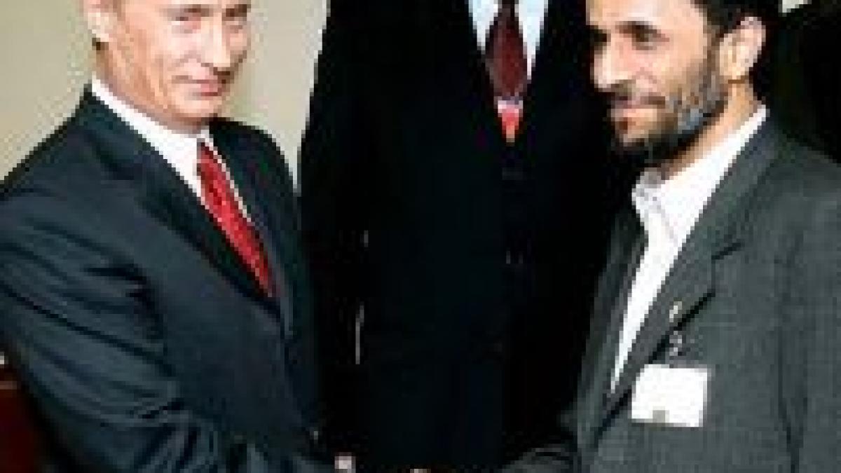 Putin i-a făcut "cadou" lui Ahmadinejad sprijinul său în problema nucleară