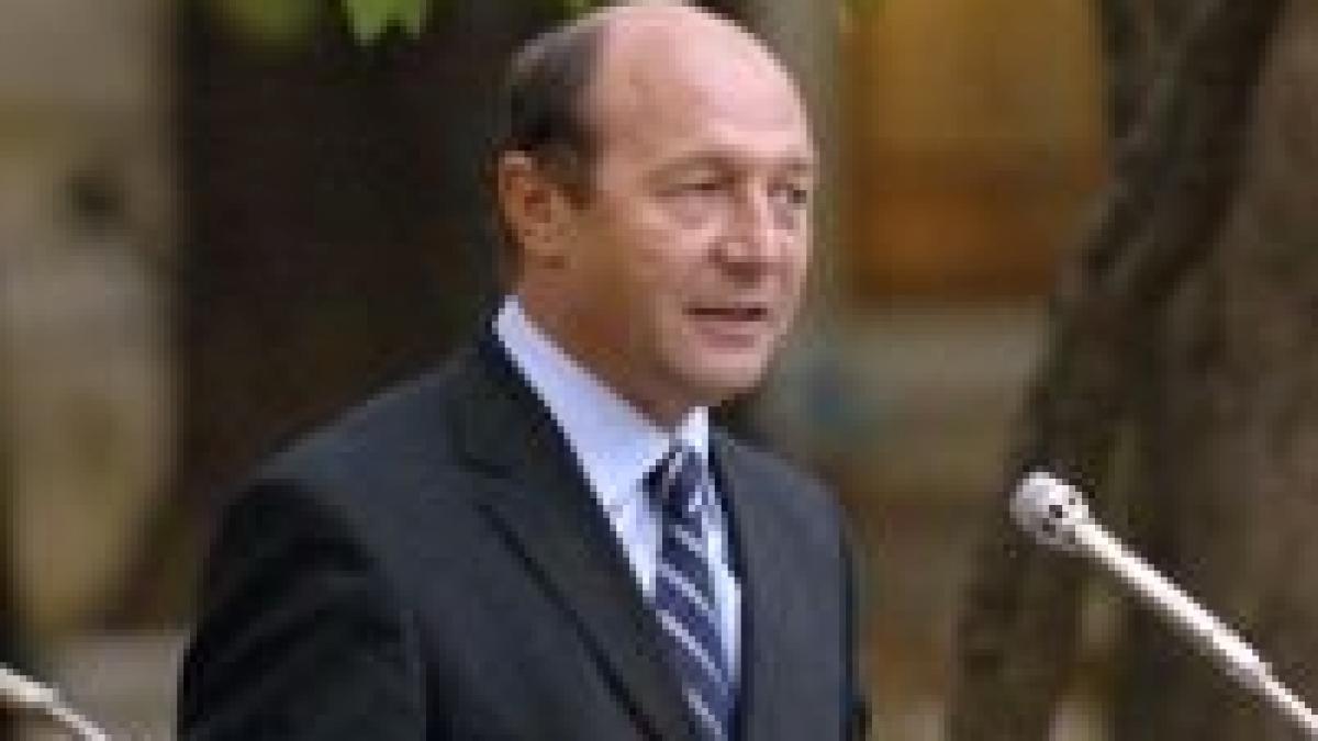 Băsescu i-a ironizat pe jurnalişti la întoarcerea de la Lisabona