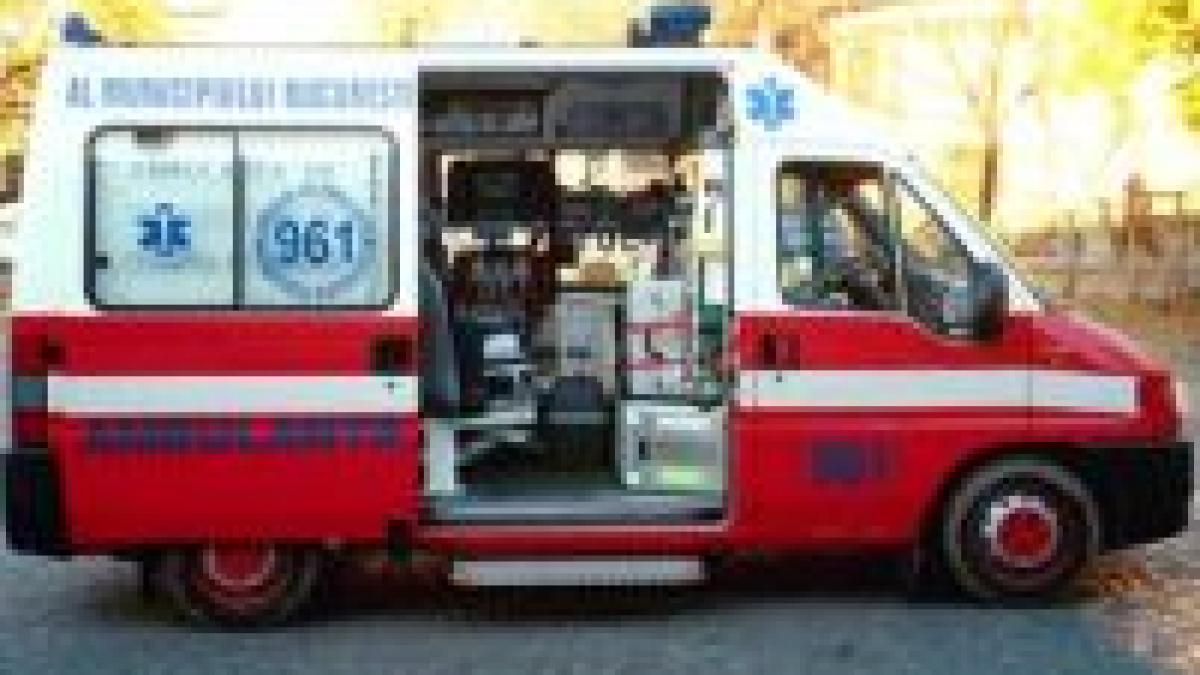 Bucureşti. Patru ambulanţe blocate din cauza unei gropi cu noroi