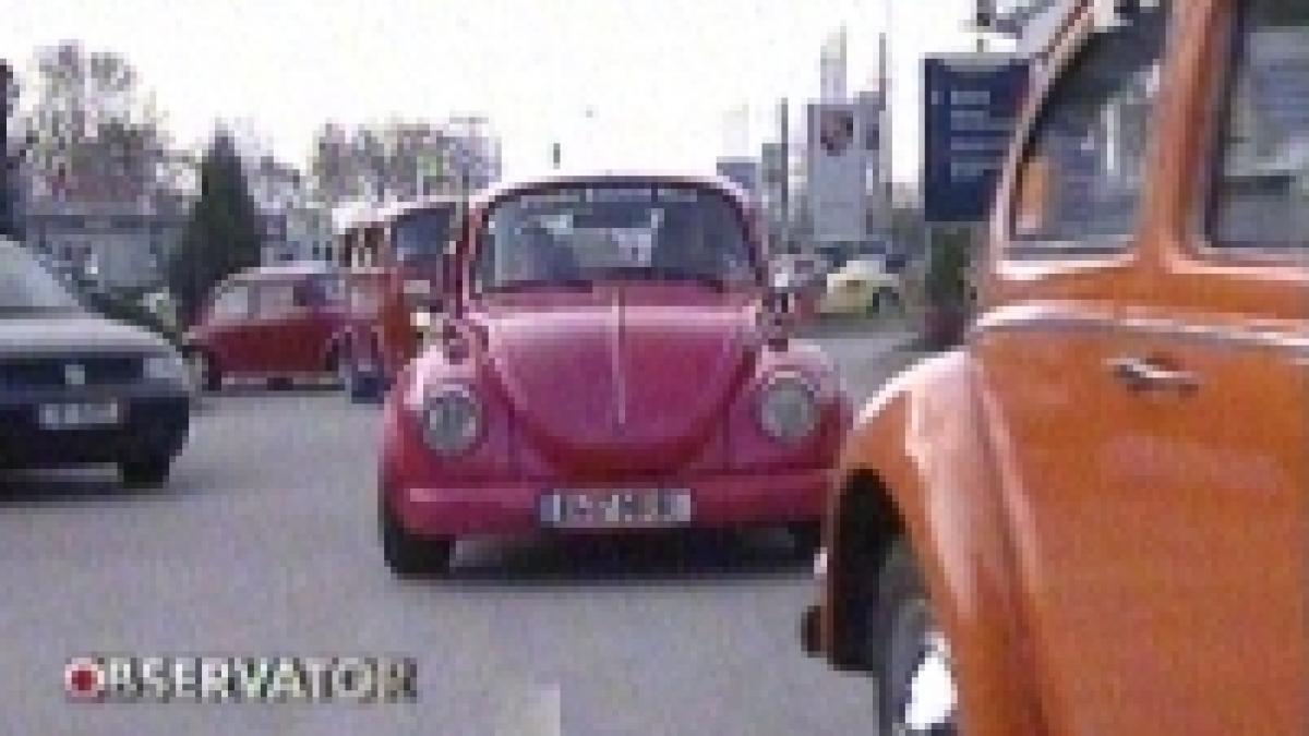 Zeci de ?broscuţe? Volkswagen au defilat prin centrul Capitalei <font color=red>(VIDEO)</font>