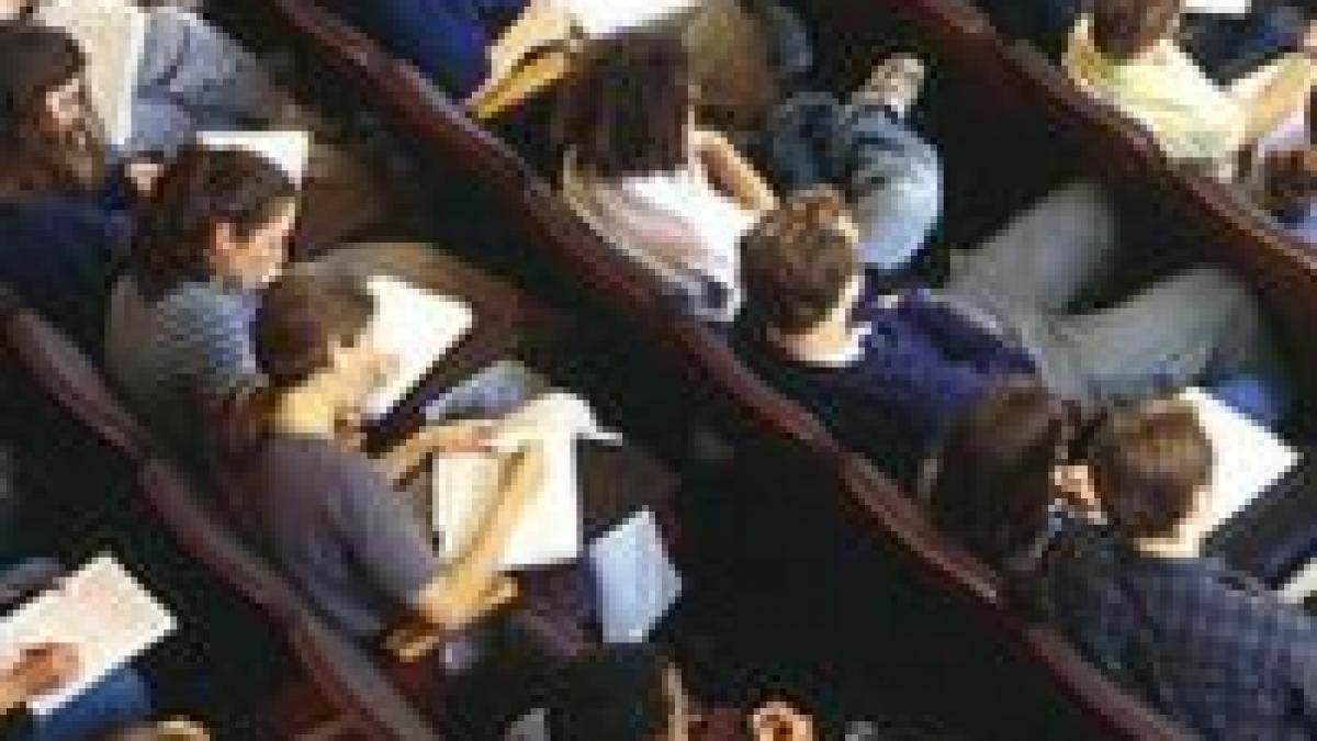 Studenţii resping modificarea legii învăţământului