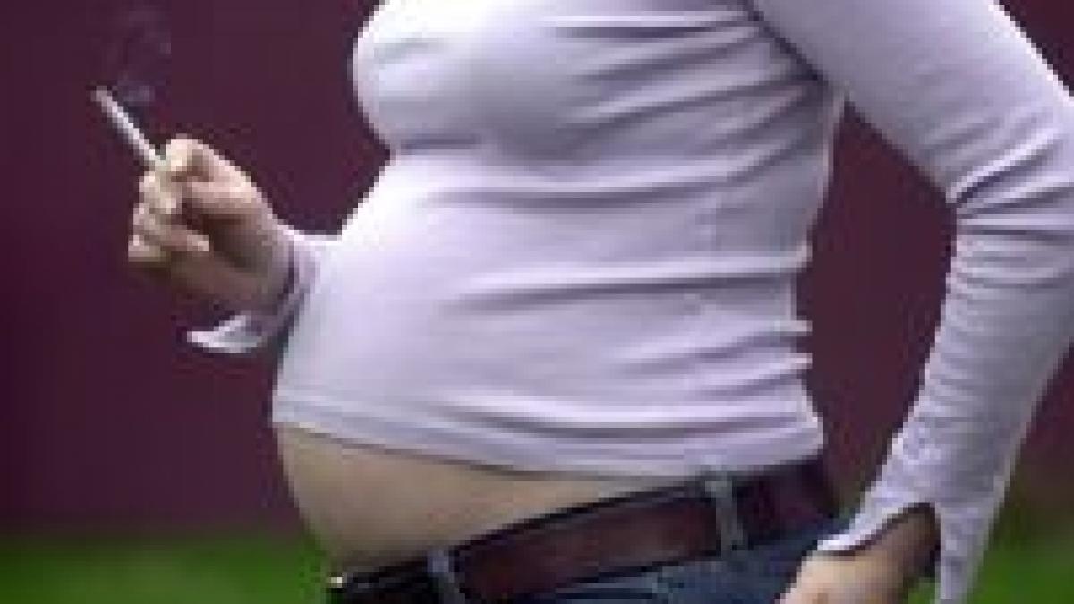 Studiu: Mamele fumătoare nasc copii predispuşi la obezitate
